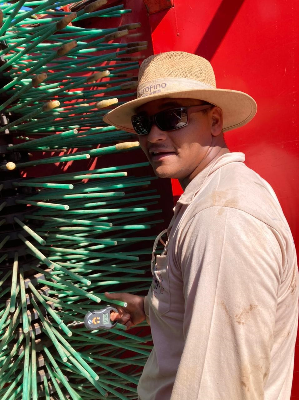 Foto 1: Gerente agrícola da Fazenda Cambuí município de Córrego D’anta fazendo a verificação dos freios acionados por cinta do rolo agitador numa colhedora de montanha da marca Avery para colher lavoura adulta. Fonte: Própria (2021).